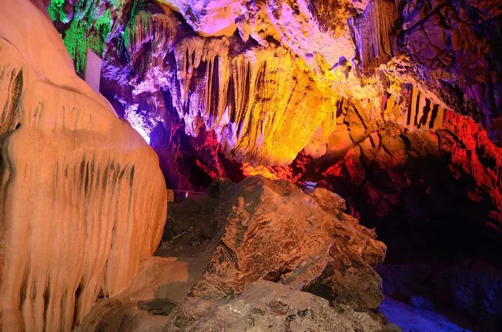 走起，去重庆万州西游洞看现实版的“定海神针”