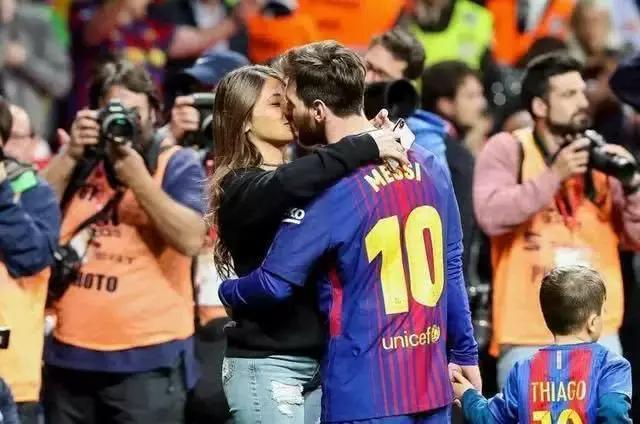 梅西内马尔苏亚雷斯马拉多纳小罗,梅西的成就和马拉多纳谁更厉害