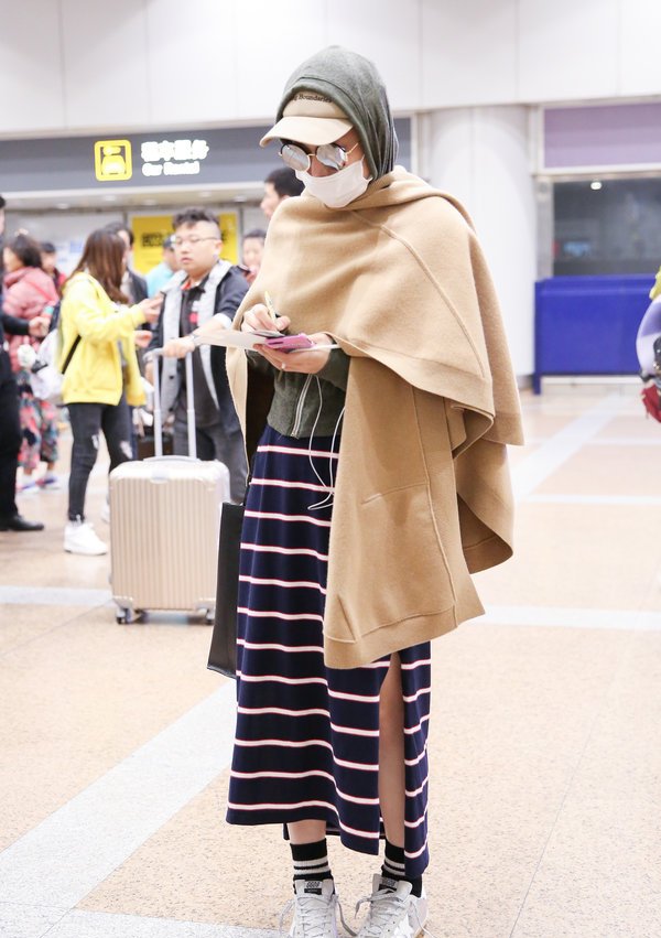 鹿晗防狗仔视频完整版,明星防狗仔戴墨镜戴珍珠链吃饭