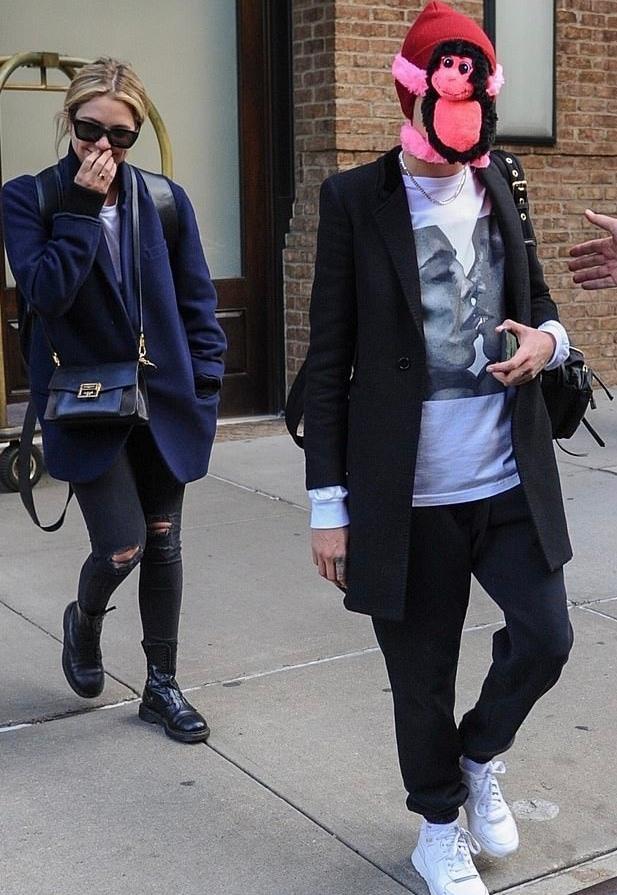 鹿晗防狗仔视频完整版,明星防狗仔戴墨镜戴珍珠链吃饭