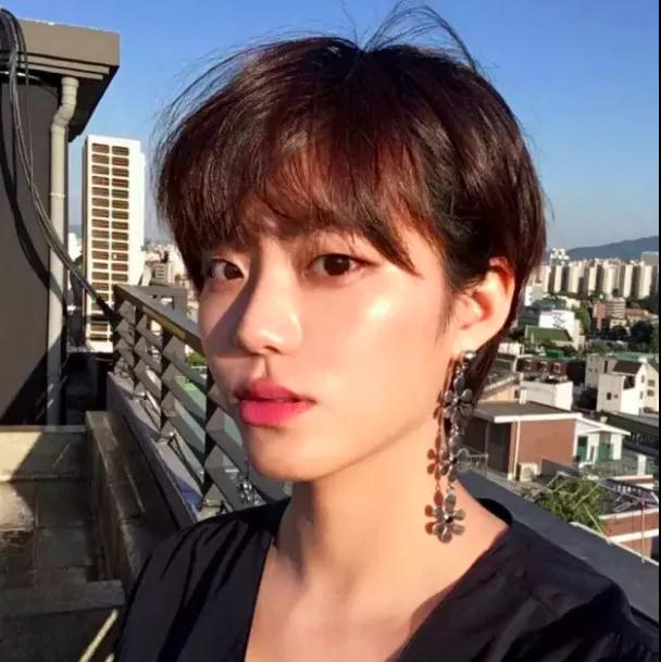 2019最减龄发型中短发ins,五款不挑脸型的发型ins短发