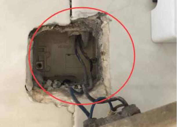 墙上插座松动不好用,墙上插座插头松