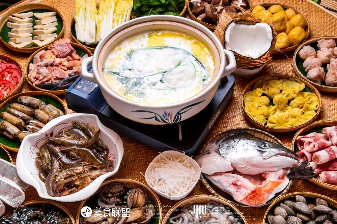 昆明闹市这家12年老店,独创傣式火锅一年只卖89天,大闸蟹涮着吃