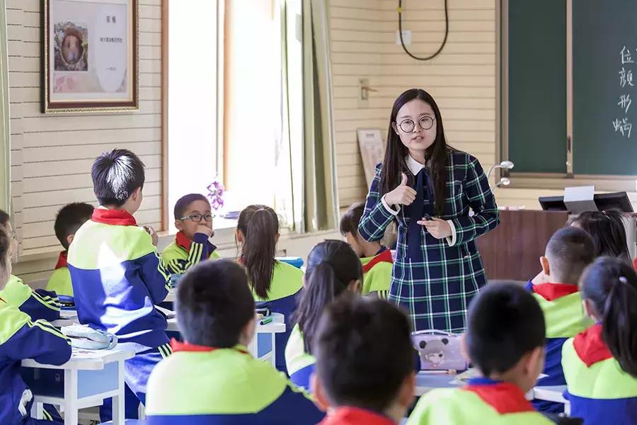 组团帮扶共进步名师引领促成长,精准发力培育教学名师