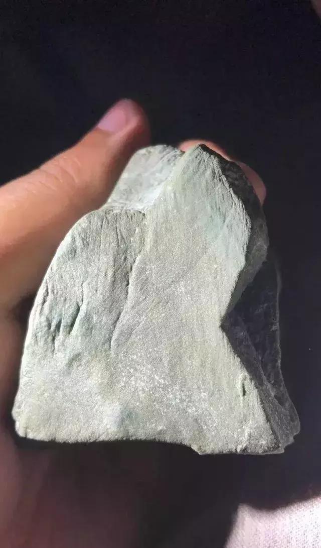 什么样的原石翡翠出高冰,真正的翡翠原石能出现哪些特征呢