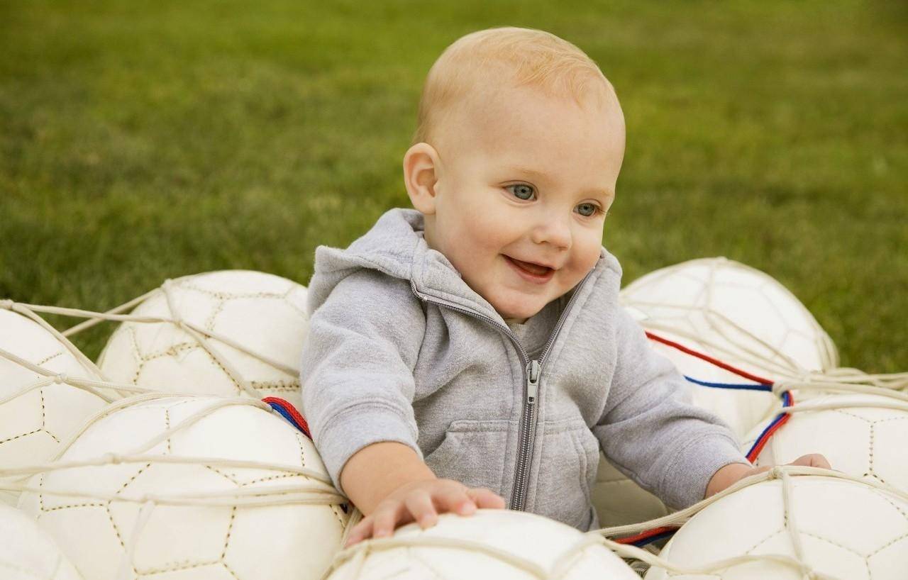 孩子脊椎发展有规律，不要长时间抱着孩子，影响他脊椎发展