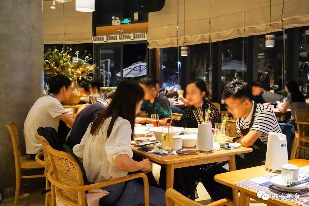 开在湖边的男团串串,我连店名都不会读