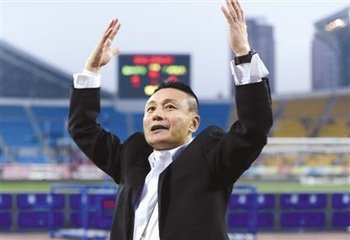 他是打破多项世界纪录的球王,他是公认的球王