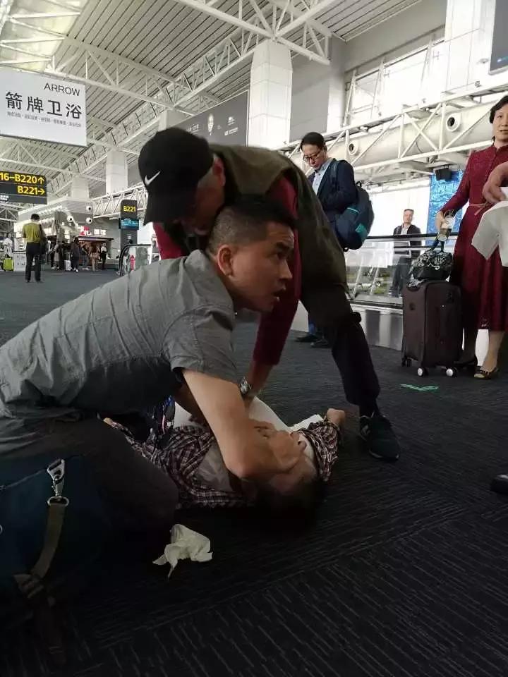 该有多幸运！人群中被陌生男人看了一眼，他在机场捡回一条命！