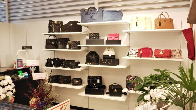 原来冲绳的二手中古店这么好逛，几百块巴宝莉，LV旅行包才4千！