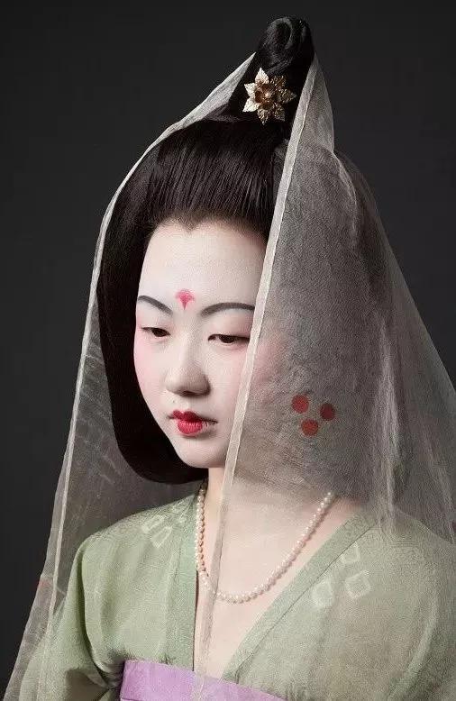 11年复原200套汉服,年轻人重新找回断代300年的汉服