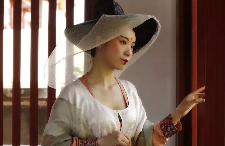 11年复原200套汉服,年轻人重新找回断代300年的汉服