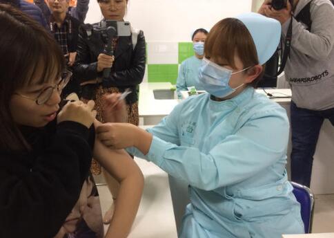 河南街头持刀男子被击毙,河南一男子拿菜刀当街砍人