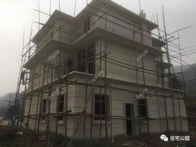 农村自建房三层小别墅真实视频,2022年河南自建房包工280一平贵吗