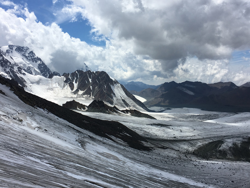 徒步到博格达峰,博格达环线雪域