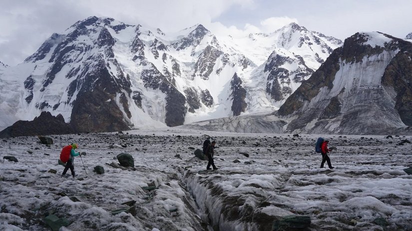 徒步到博格达峰,博格达环线雪域