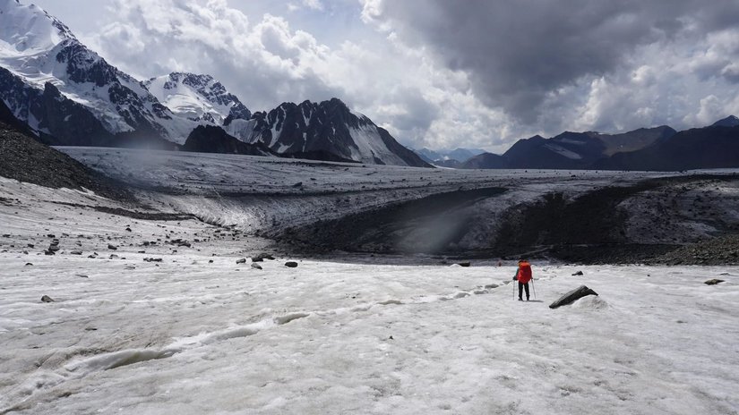 徒步到博格达峰,博格达环线雪域