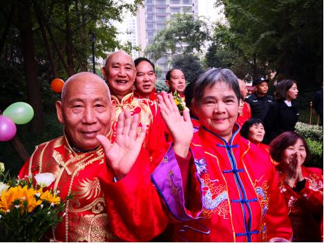 为金婚夫妇“补办”婚礼新希望·鼎晟物业首届“久久节”落幕