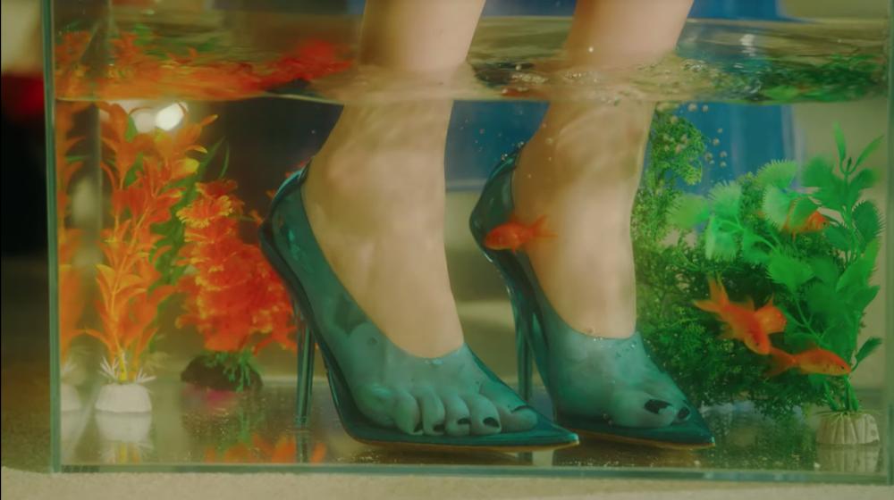 iu李知恩mvyellow,iu李知恩金泰亨mv解说