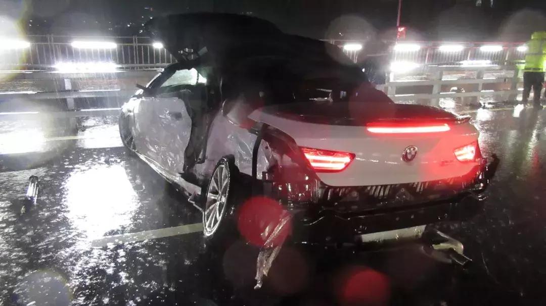 大学生骑机车撞轿车身亡,一学生骑车被撞身亡