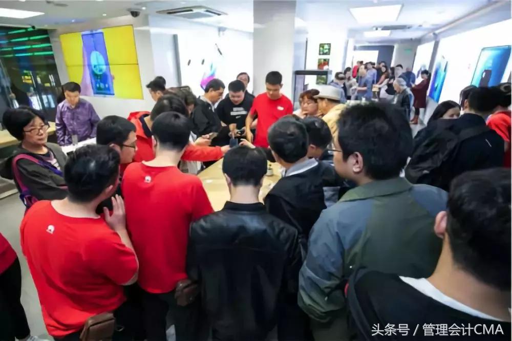 老外来到中国为了买华为手机,华为智能手机在国外供购