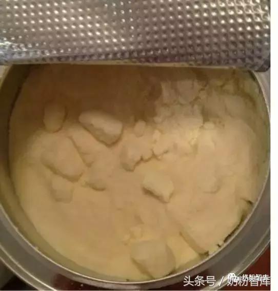 奶粉起疙瘩不溶解怎么回事,奶粉起坨冲不散一般是什么原因啊
