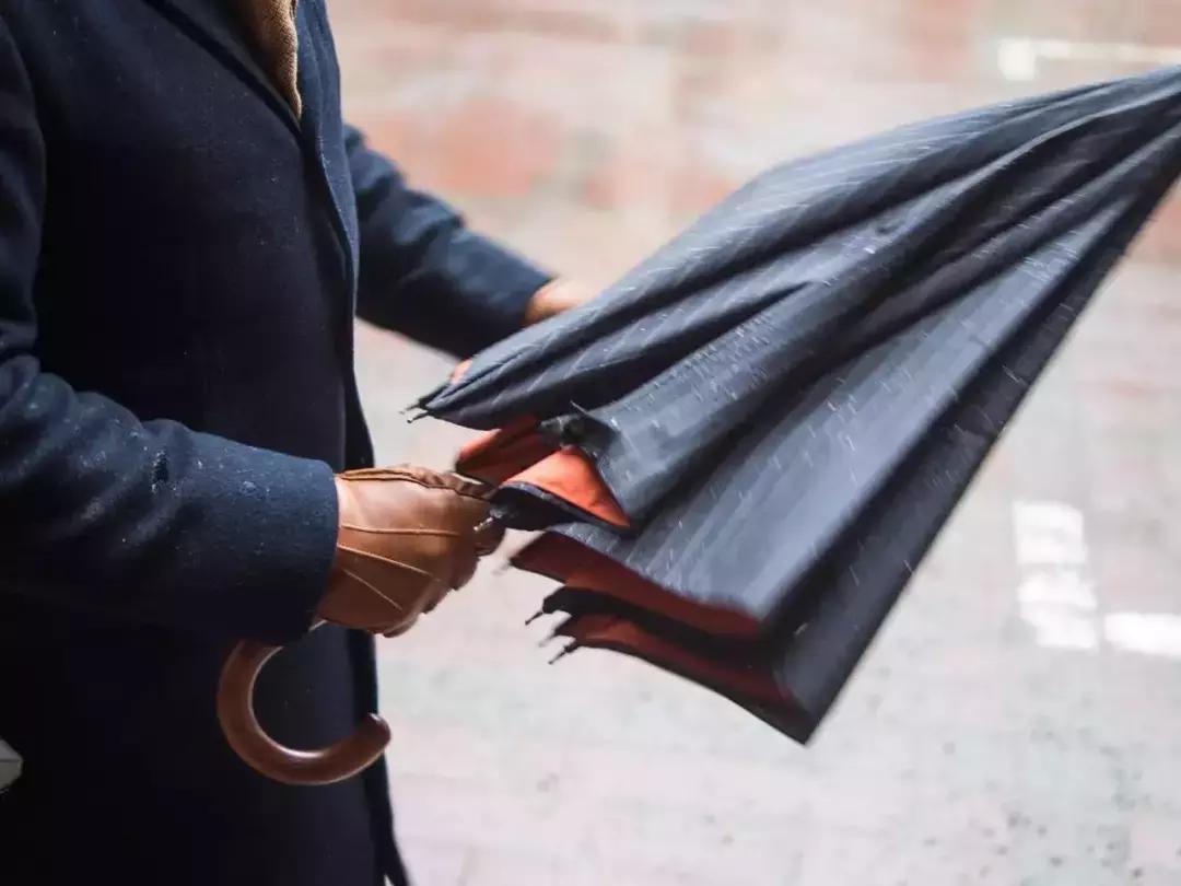 礼仪｜秋雨沥沥，如何优雅得体地撑伞？