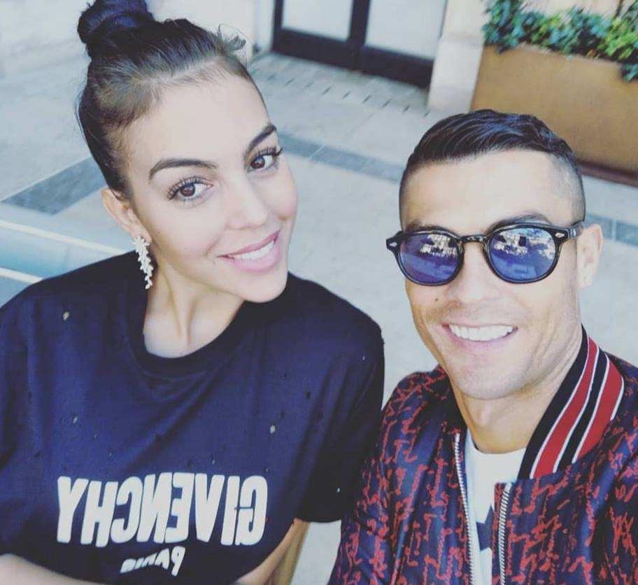 c罗和女友晒私人飞机照,c罗女友带4个孩子现身球场