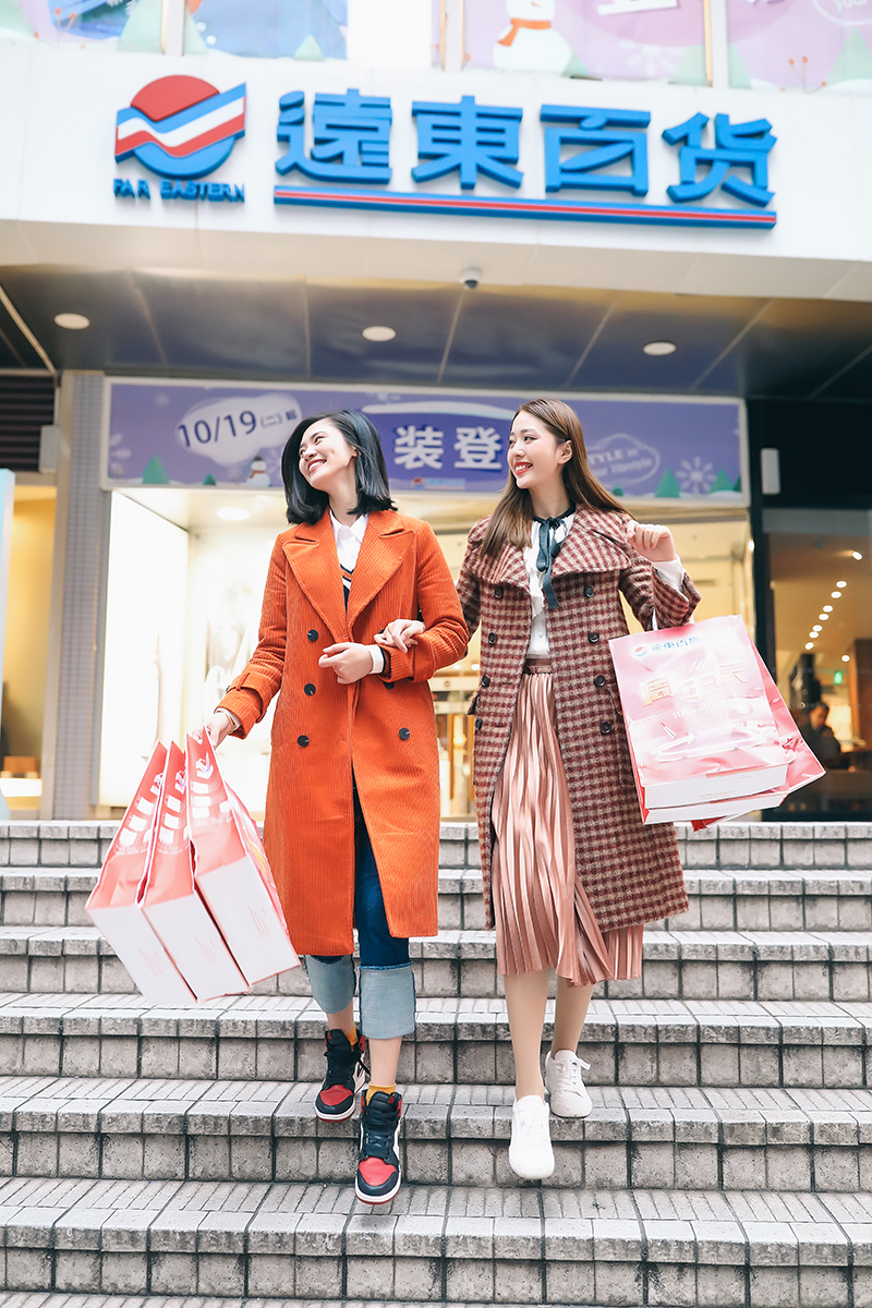 重庆网红打卡解放碑,打卡网红地洪崖洞解放碑