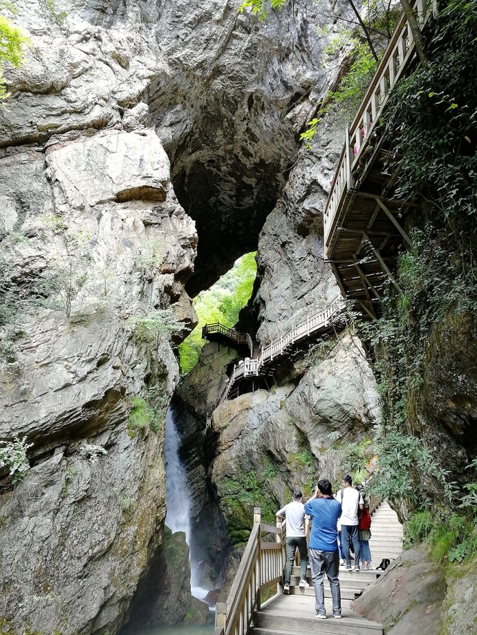 天生桥自然成形的石桥,天生桥喀斯特