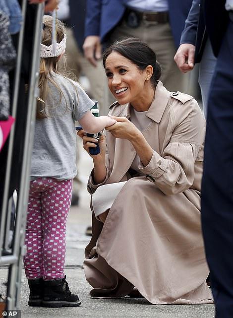 梅根王妃豆沙色口红,梅根红色口红