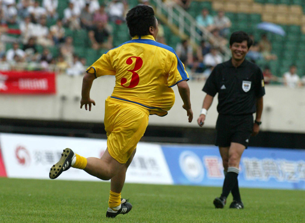 他是川足旗帜，曾向裁判下跪也曾为队友出头受伤，被球迷称为大侠