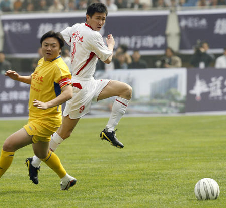 他是川足旗帜，曾向裁判下跪也曾为队友出头受伤，被球迷称为大侠