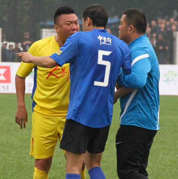 他是川足旗帜，曾向裁判下跪也曾为队友出头受伤，被球迷称为大侠