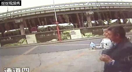 两岁小孩叼着奶瓶能睡着正常吗,两岁孩子叼着奶嘴离家出走