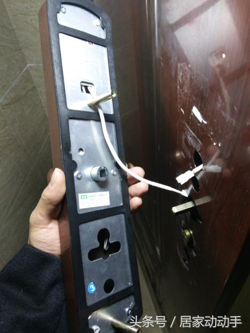 门锁锁芯拆装,智能锁安装师傅更换锁芯