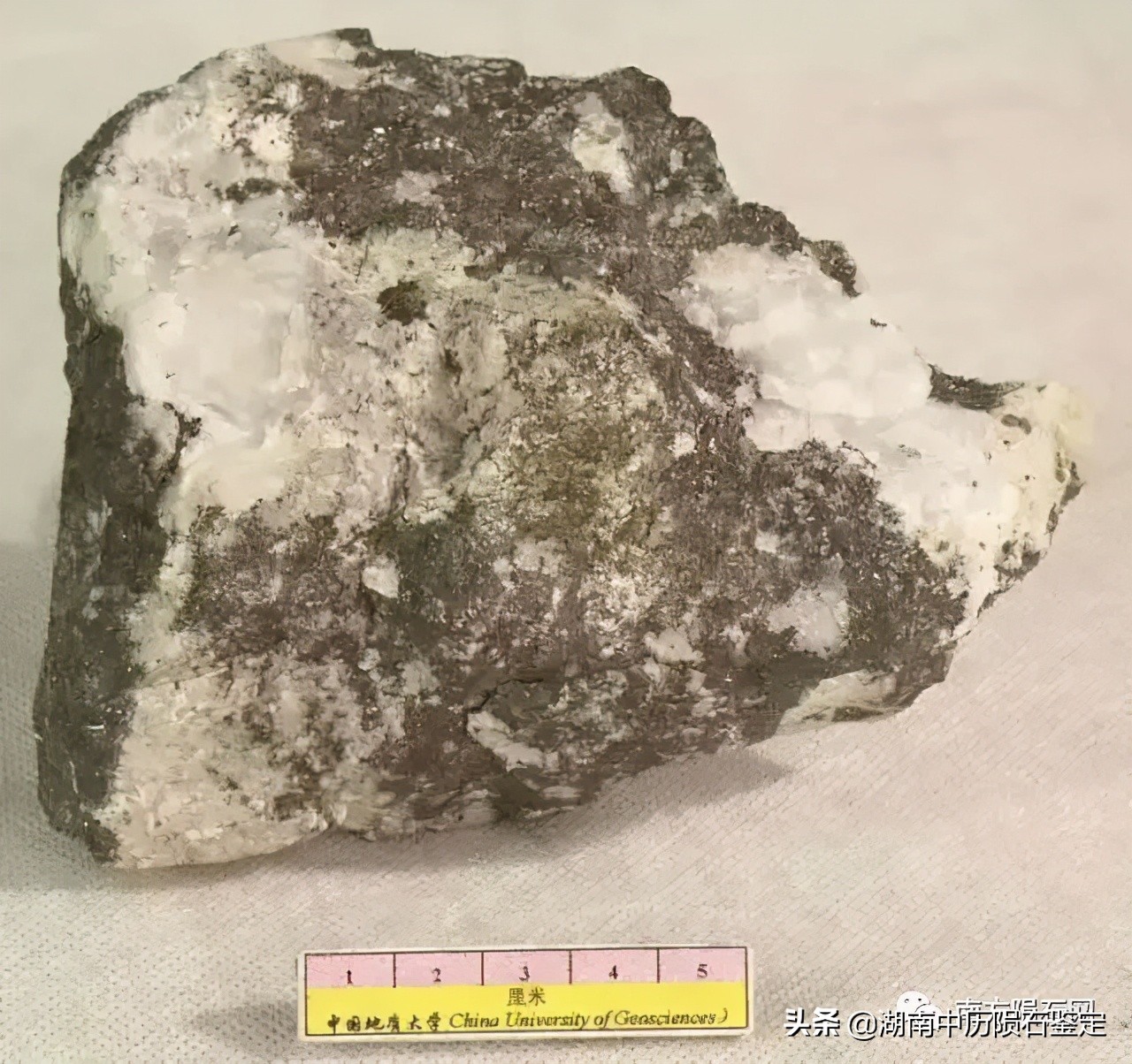 月球陨石与地球矿石的区别,月球陨石和矿石有什么区别