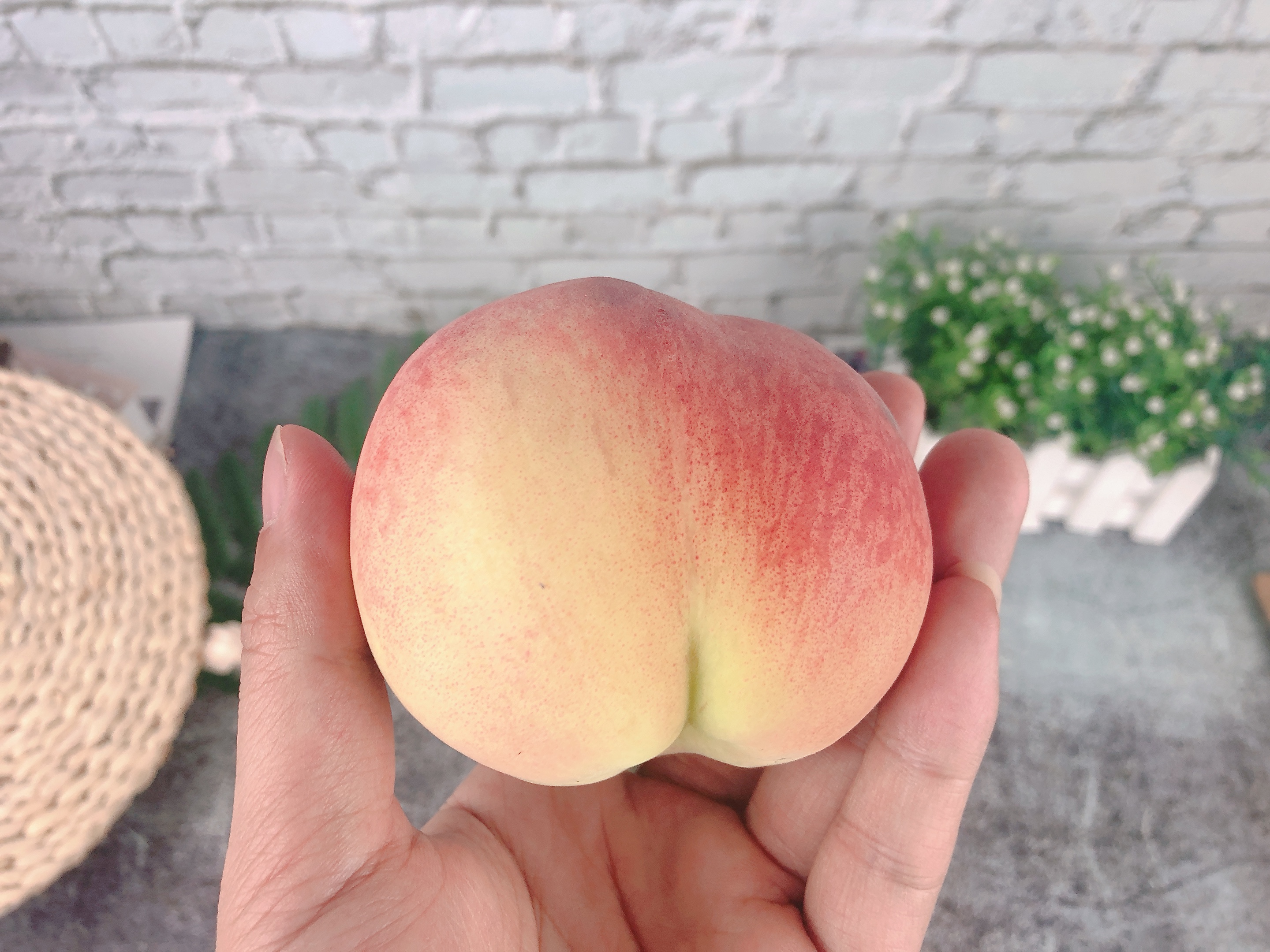 桃子吃了喉咙痒？别着急，教你一招，先把毛洗干净了，再放心吃