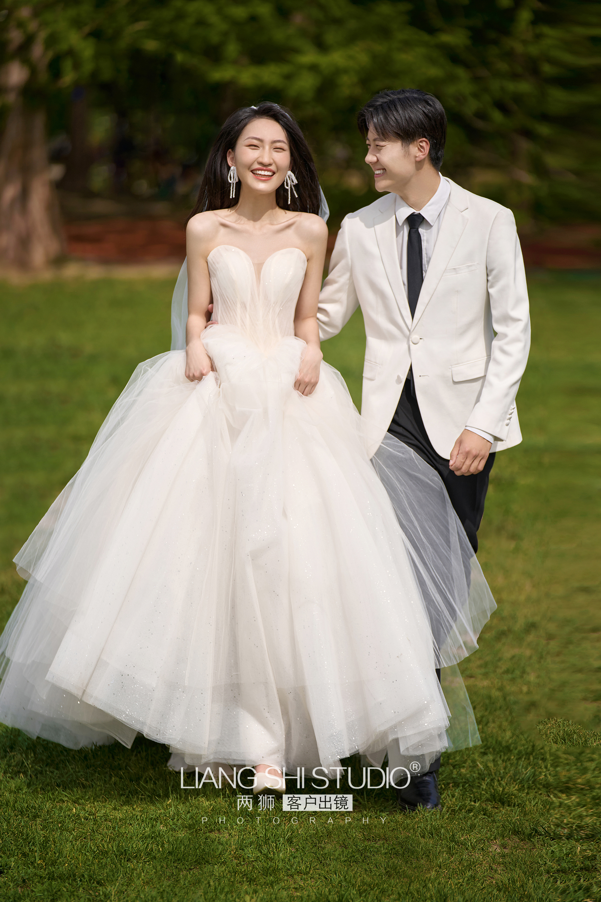 韩式杂志风婚纱照夸张造型,韩式简约婚纱照高级感幸福感爆棚