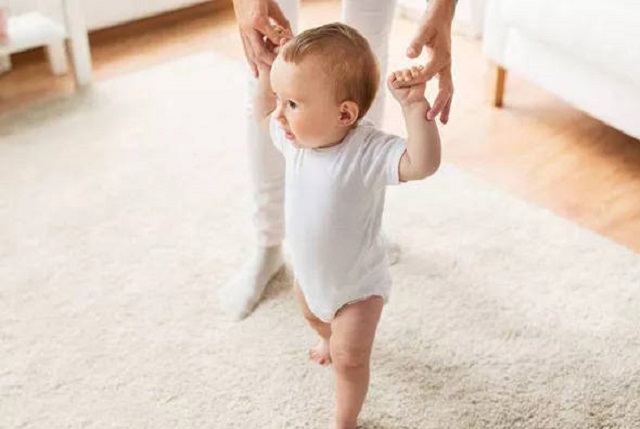 宝宝过早学站立腿不直,婴儿几个月练站不影响腿部发育