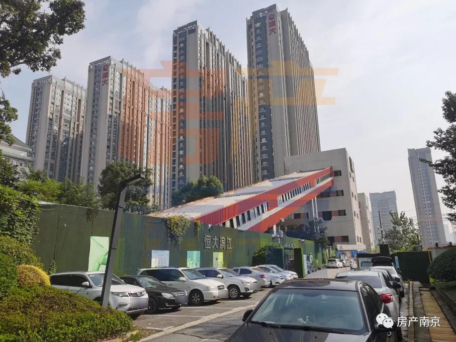 商务区无商务、300米地标成停车场！鼓楼滨江，我还要等你多久？