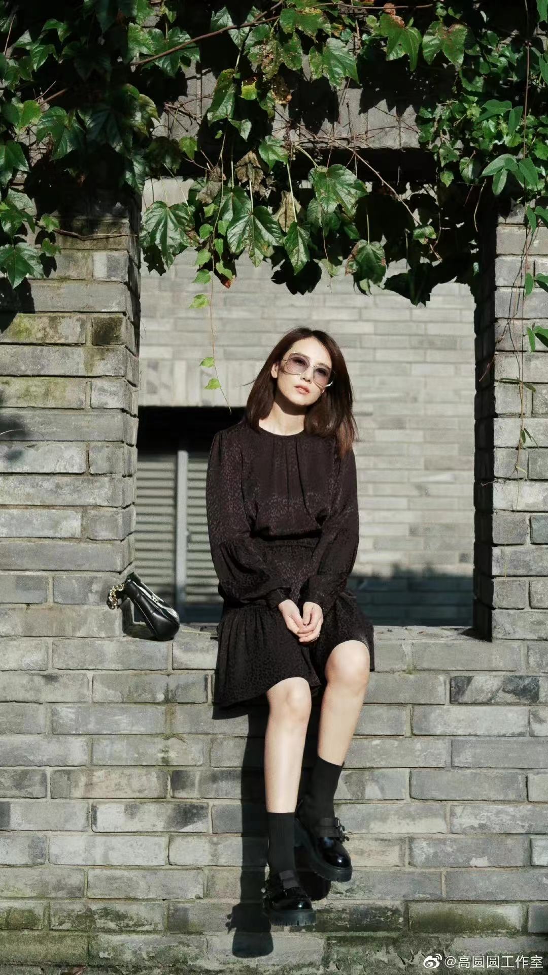 41岁高圆圆穿清纯白裙气质好,高圆圆现身街头穿白裙露香肩