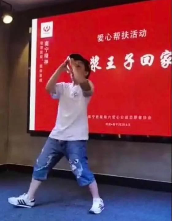 要出道？猥亵女童的网红“豆浆王子”出狱，竟搭舞台开“记者会”，引众怒！