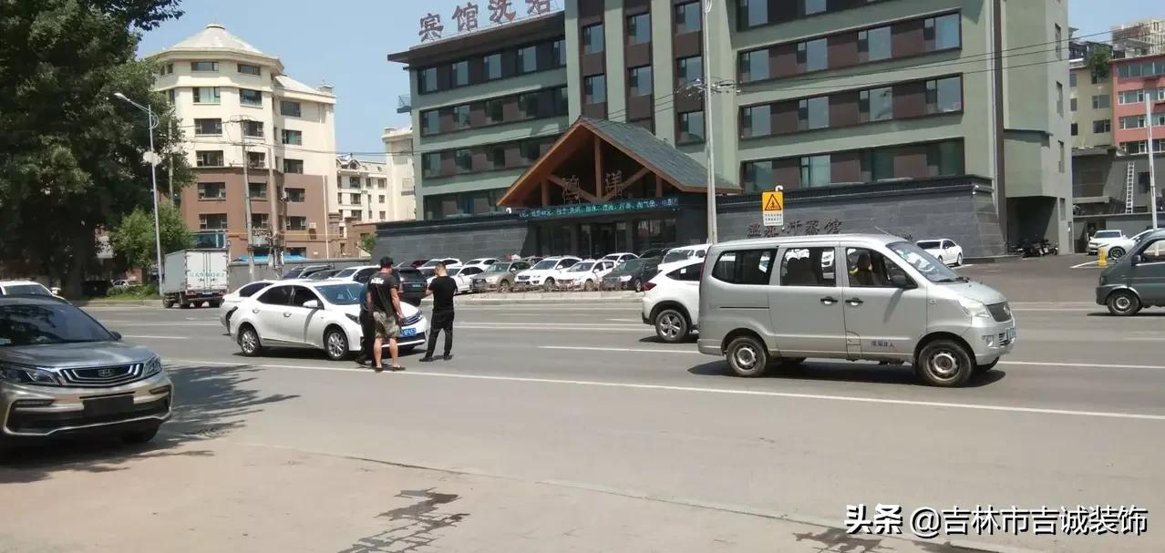 哈达湾事故,哈达湾街撞车