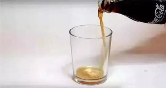 青岛9岁儿童把可口可乐当水喝，牙齿酥到用镊子一捏就碎