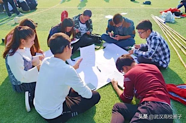 全武汉只有这所大学校门上跑火车，以前嫌弃现在却又舍不得