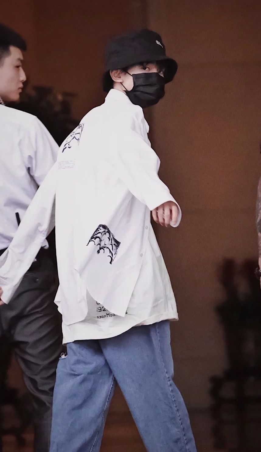 王源穿蓝色的西装图,王源穿黑色西装图片