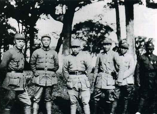 10大元帅本应两位姓叶，叶挺功在何处？毛主席亲修入*党**书说明一切