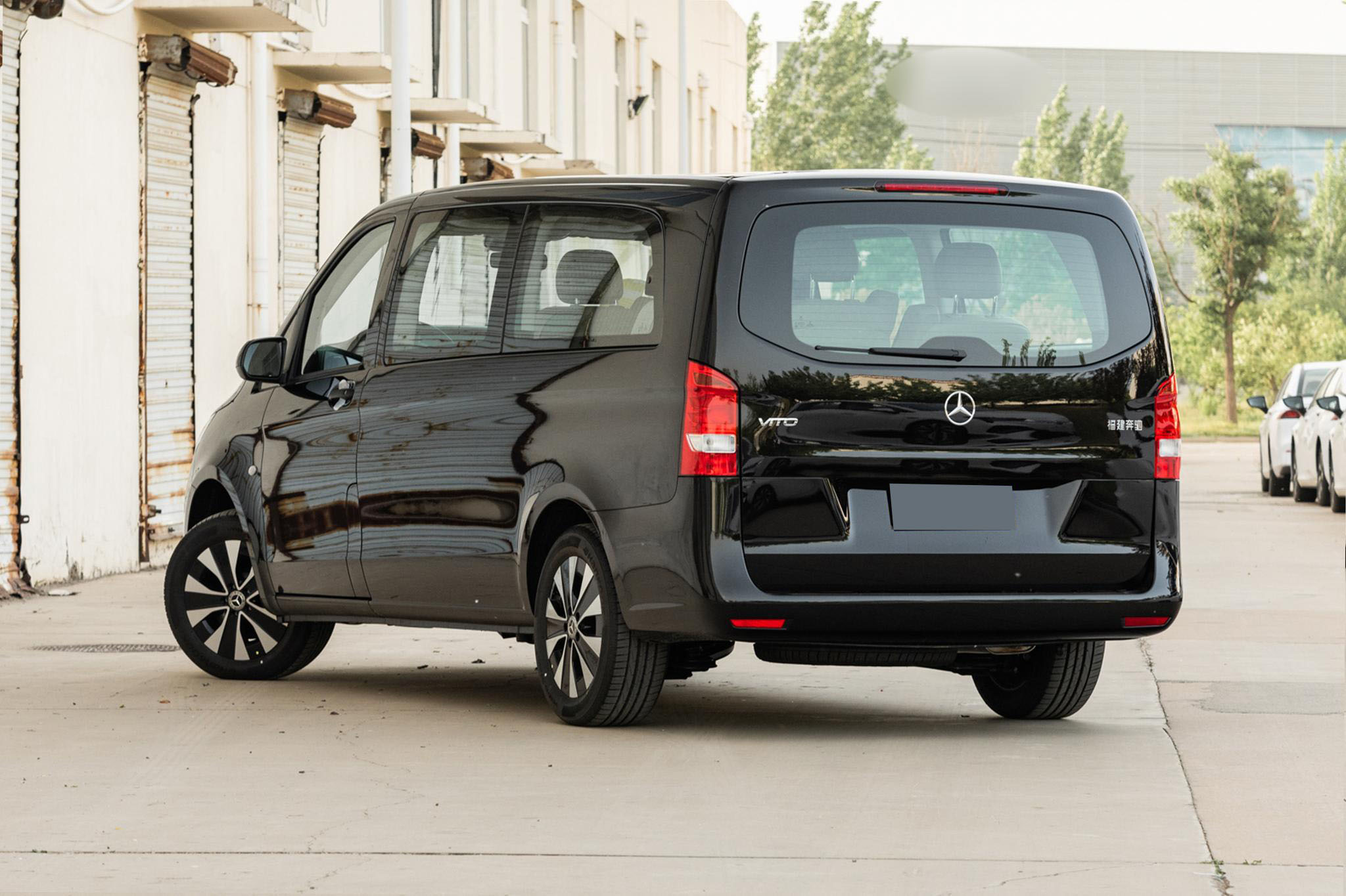 价格更低尺寸更大的奔驰威霆,轴长2.75米以上纯电动汽车