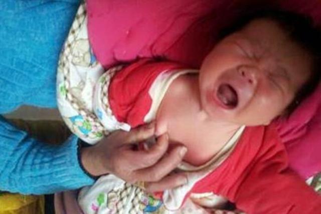 刚出生第三天宝宝哭闹好像吃不饱,刚出生7天的宝宝一直不睡觉